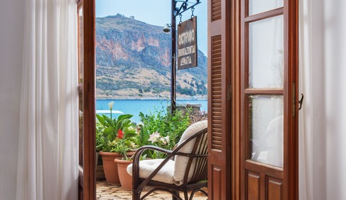 Chambre Double, vue partielle sur la mer