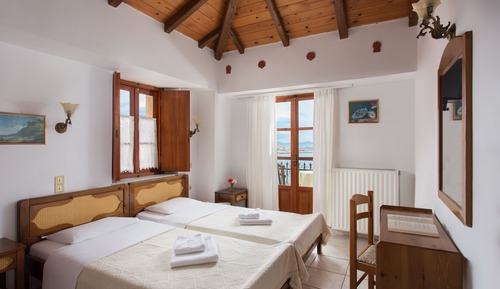 Chambre Triple, vue partielle sur la mer