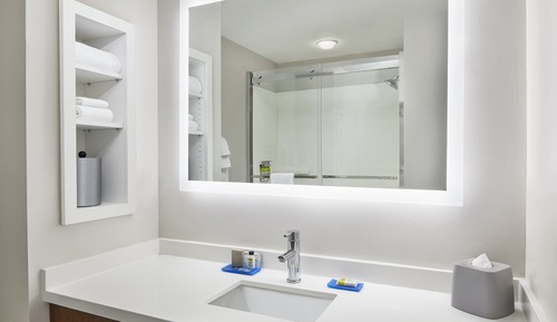 Chambre Standard, 1 très grand lit, accessible aux personnes à mobilité réduite (Hearing)