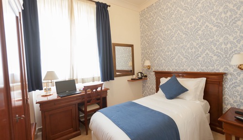 Chambre Simple Affaires, 1 grand lit 1 place