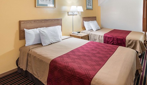 Chambre Standard, 2 grands lits, réfrigérateur et four à micro-ondes