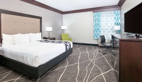 Chambre, 1 très grand lit, accessible aux personnes à mobilité réduite, non-fumeurs