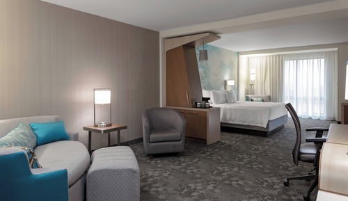 Suite, 1 très grand lit et 1 canapé-lit (Hearing Accessible)