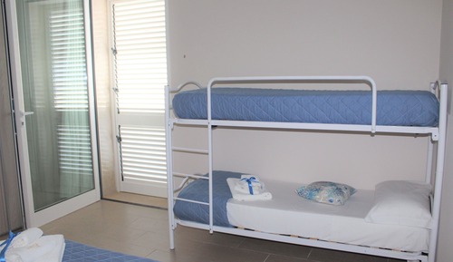 Chambre Quadruple Confort, accessible aux personnes à mobilité réduite