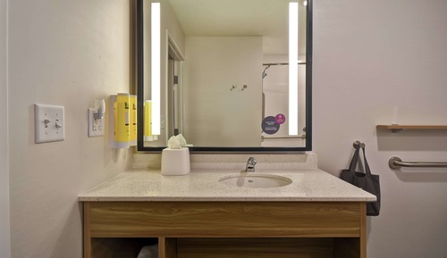 Chambre, 2 grands lits, accessible aux personnes à mobilité réduite, baignoire