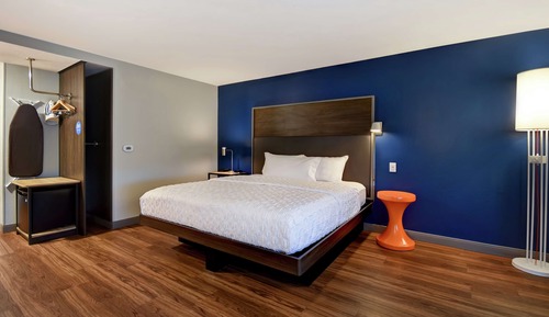 Chambre, 1 très grand lit, accessible aux personnes à mobilité réduite, baignoire