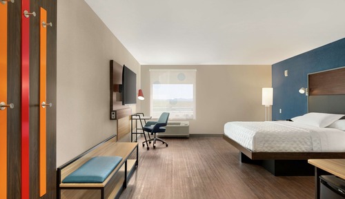 Chambre, 1 très grand lit, accessible aux personnes à mobilité réduite, baignoire