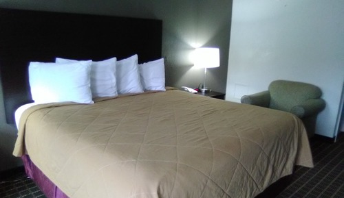 Chambre Simple, 1 très grand lit, fumeurs