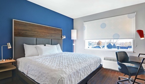 Chambre, 1 très grand lit, accessible aux personnes à mobilité réduite (Roll-In Shower)