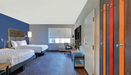 Chambre, 2 grands lits, accessible aux personnes à mobilité réduite (Roll-In Shower)