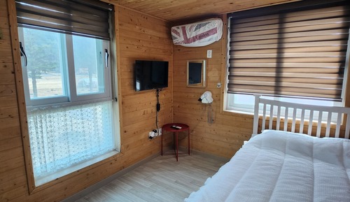 Studio (201)