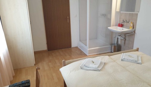 Chambre Double, salle de bains commune