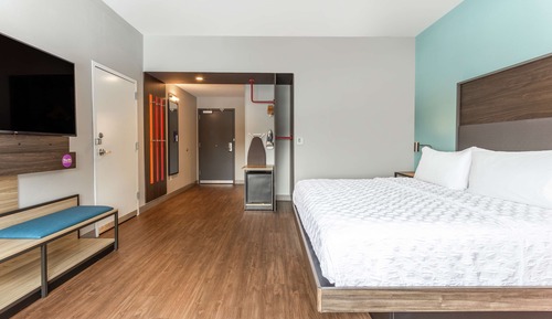Chambre, 1 très grand lit, accessible aux personnes à mobilité réduite (Hearing)