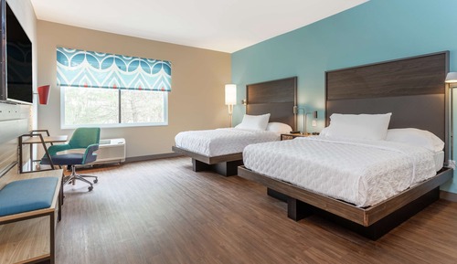 Chambre, 2 grands lits, accessible aux personnes à mobilité réduite, baignoire (Hearing)