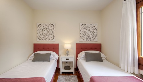 Chambre Double, salle de bains privée, vue piscine