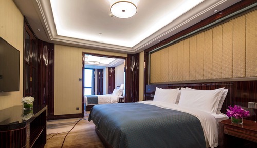 Chambre, 1 très grand lit, fumeurs