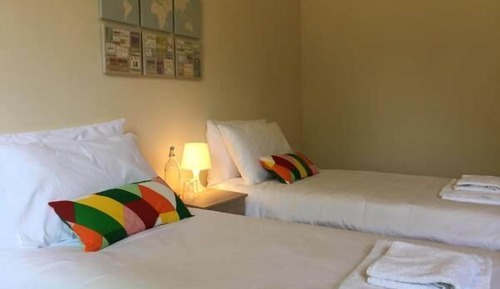 Chambre avec lits jumeaux, salle de bains commune