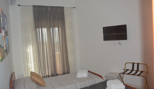 Chambre Confort avec lits jumeaux, salle de bains commune, vue ville