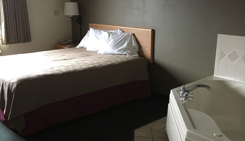 Chambre, 1 grand lit, baignoire à jets