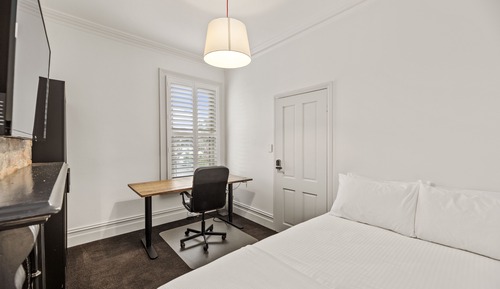 Chambre Exécutive, 1 grand lit, salle de bains commune