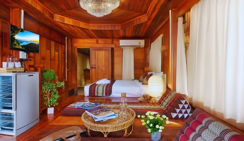 Standard Room with Bathtub