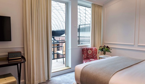 Chambre Supérieure, balcon (Courtyard)