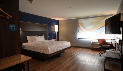 Chambre, 1 très grand lit, accessible aux personnes à mobilité réduite (Hearing)