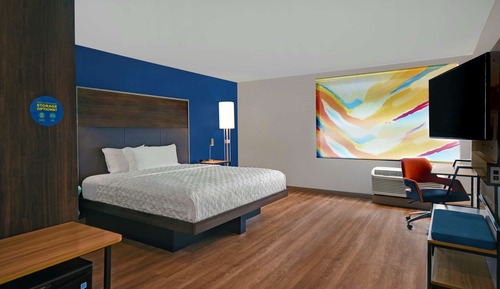 Chambre, 1 très grand lit, accessible aux personnes à mobilité réduite, baignoire