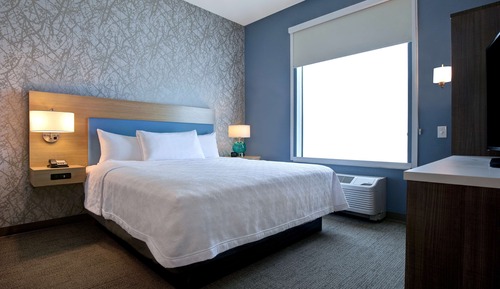Chambre, 1 très grand lit, accessible aux personnes à mobilité réduite (Mobility & Hearing)