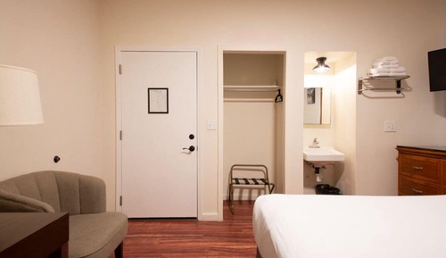 Chambre Double Standard, 1 lit double, non-fumeurs, salle de bains commune (7)