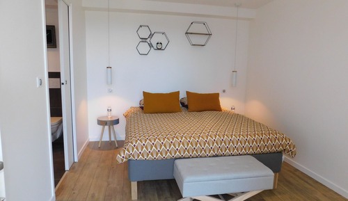Chambre Double, accessible aux personnes à mobilité réduite, salle de bains privée (2)