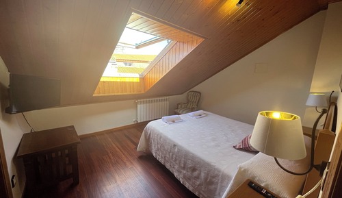 Chambre Double Standard, 1 lit double, vue établissement, dans la tour