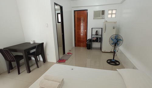Studio Standard, 1 grand lit, coin cuisine, vue cour intérieure