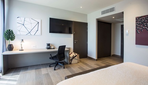 Suite, 1 très grand lit, non-fumeurs, réfrigérateur