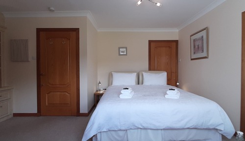 Chambre Double Supérieure, 1 très grand lit, salle de bains attenante, vue lac