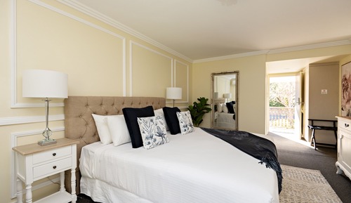 Chambre Exécutive, 1 très grand lit, baignoire à jets (Free Wi-Fi & Parking)