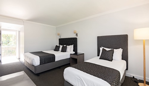 Chambre Supérieure, plusieurs lits, vue jardin (Free Wi-Fi & Parking)