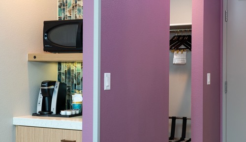 Chambre Standard, 1 très grand lit, accessible aux personnes à mobilité réduite (Mobility & Hearing)