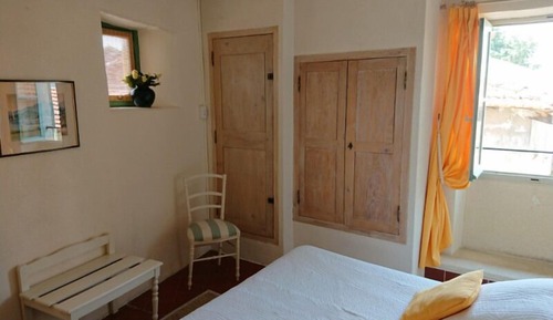 Double Room (Jaune)
