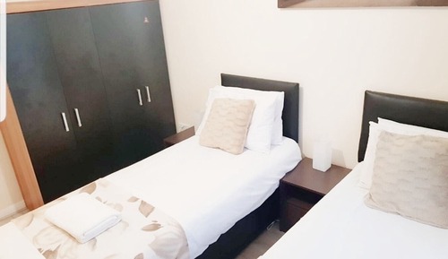 Chambre Standard Double ou avec lits jumeaux, salle de bains commune, vue jardin