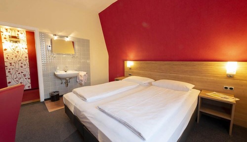 Chambre Double (Shared Toilet)