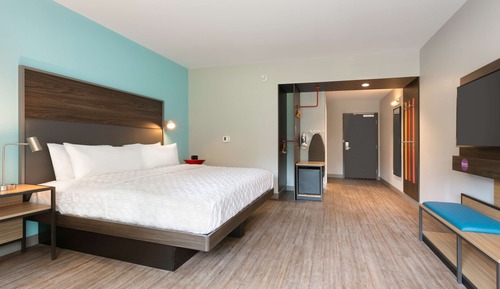 Chambre, 1 très grand lit, accessible aux personnes à mobilité réduite (Roll-In Shower)