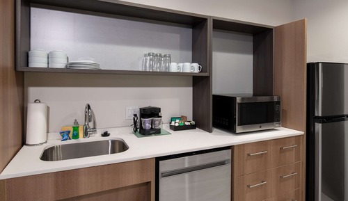 Suite, 1 très grand lit (Mobility & Hearing, Roll-in Shower)