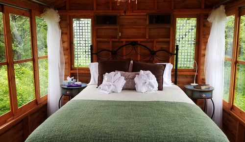 Tree House Romantique, plusieurs lits, bain à remous, vue parc