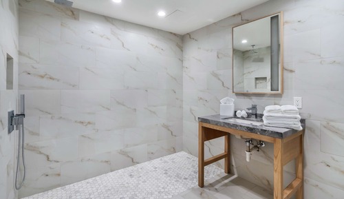 Chambre, 1 très grand lit, accessible aux personnes à mobilité réduite (Roll-In Shower)