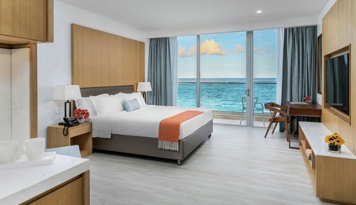 Chambre, 1 très grand lit, balcon, en front de mer
