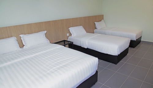 Chambre Quadruple Économique, plusieurs lits, salle de bains privée