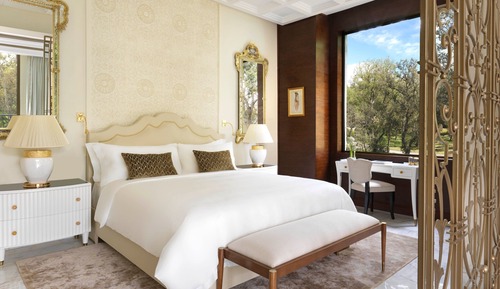 Chambre Supérieure, 1 très grand lit, terrasse, vue jardin