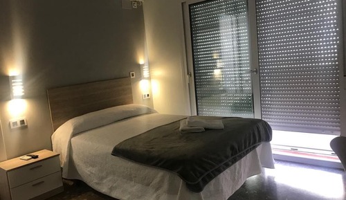 Chambre avec lits jumeaux, salle de bains commune