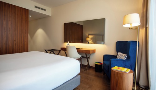 Chambre Supérieure, 1 très grand lit, balcon, vue piscine